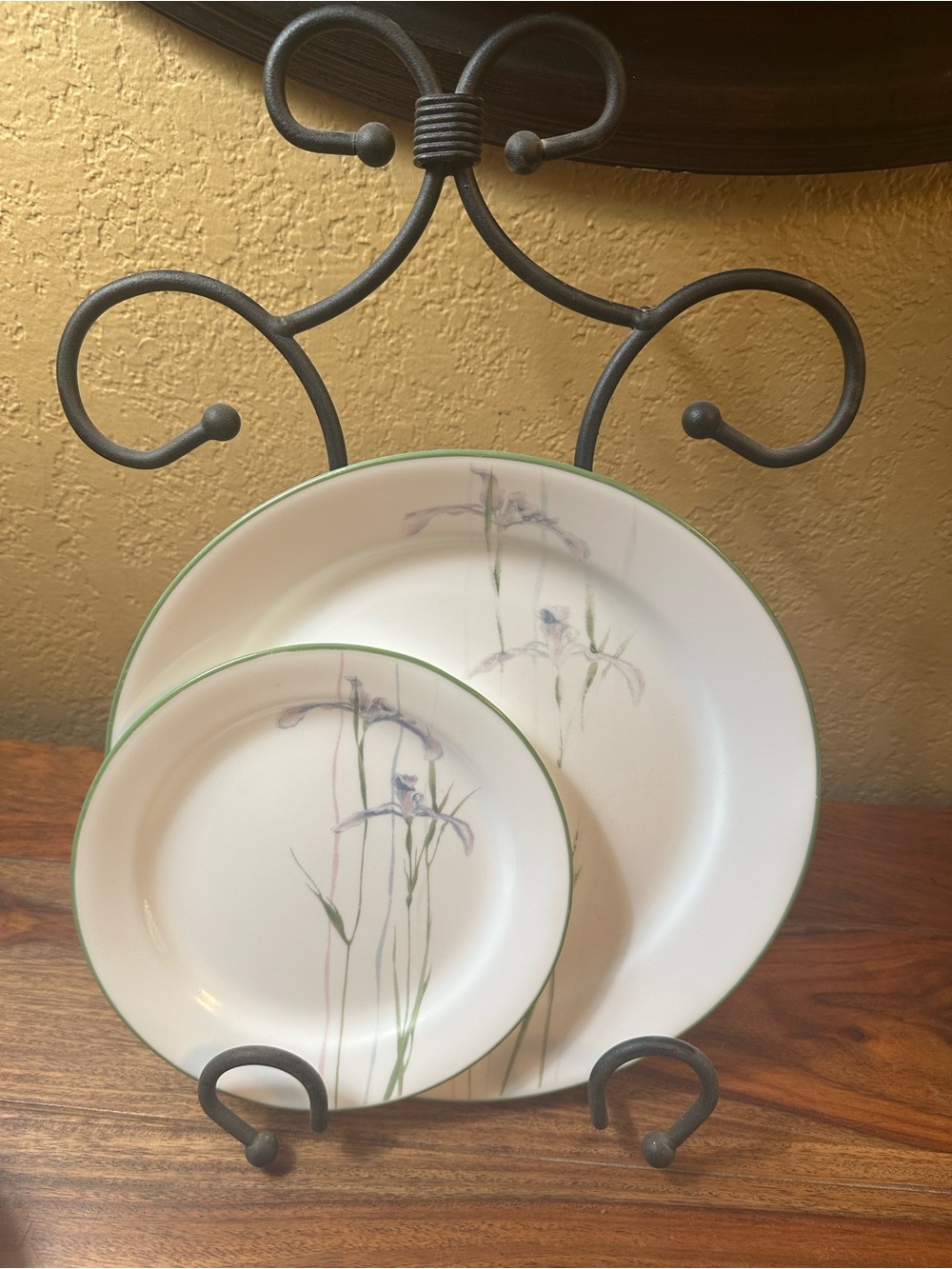 Retired Corelle Iris Pattern Dinnerware Set- - Picture 2 of 7
